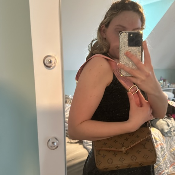 Louis Vuitton Crossbody Bag with two wallets - Picture 8 of 8